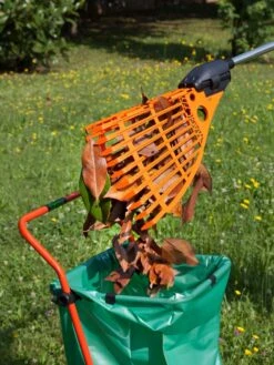 Magic Fly® Leaf Rake 10 Magic Fly® Leaf Rake -Garden Care Store 3 4 crop 8611047 05V tif