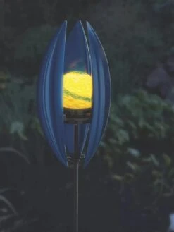Wind Powered Garden Spinner Light -Garden Care Store 8600622 02V tif